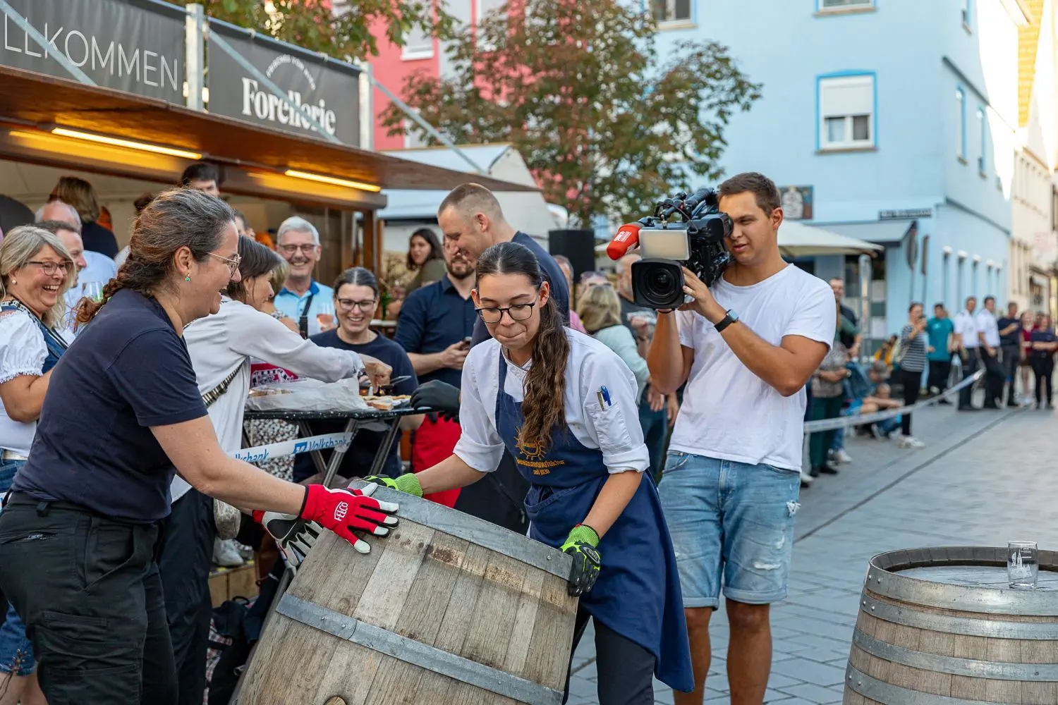 Ein Highlight beim Reutlinger Herbst: das Fassrollen. Den Zuschauern an der Strecke auf der Metzgerstraße hat es gefallen – und den Fassrollern auch. ⇥
