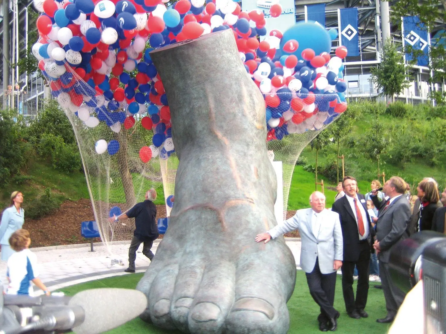 Auch der gigantische Bronzefuß von Uwe Seeler vor dem Hamburger Volksparkstadion stammt aus dem Hause Strassacker. ⇥