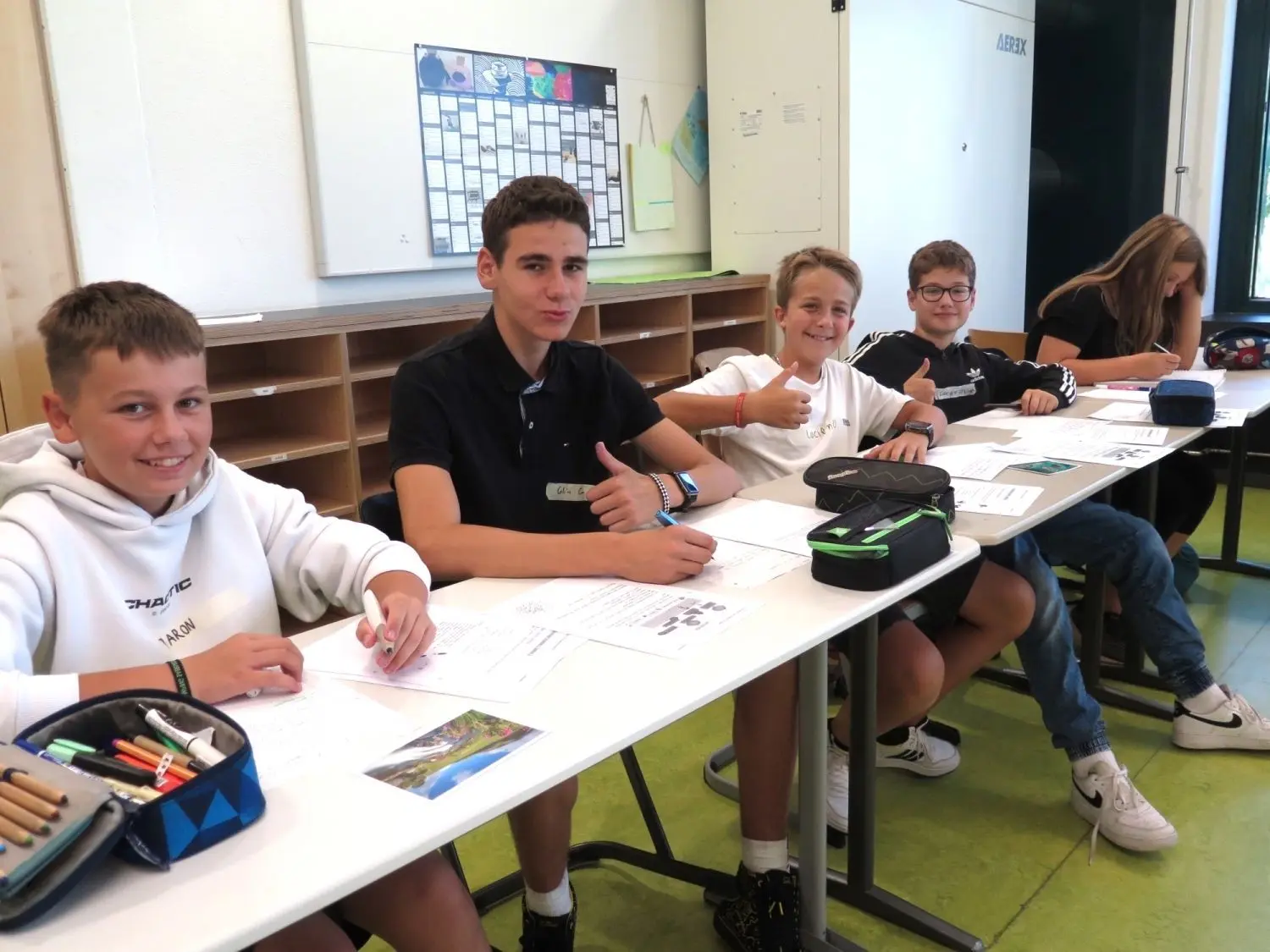 Daumen hoch für die Sommerschule: In kleinen Gruppen und in entspannter Atmosphäre bereiten sich die Schülerinnen und Schüler in der Sommerschule am Balinger Gymnasium auf das kommende Schuljahr vor.