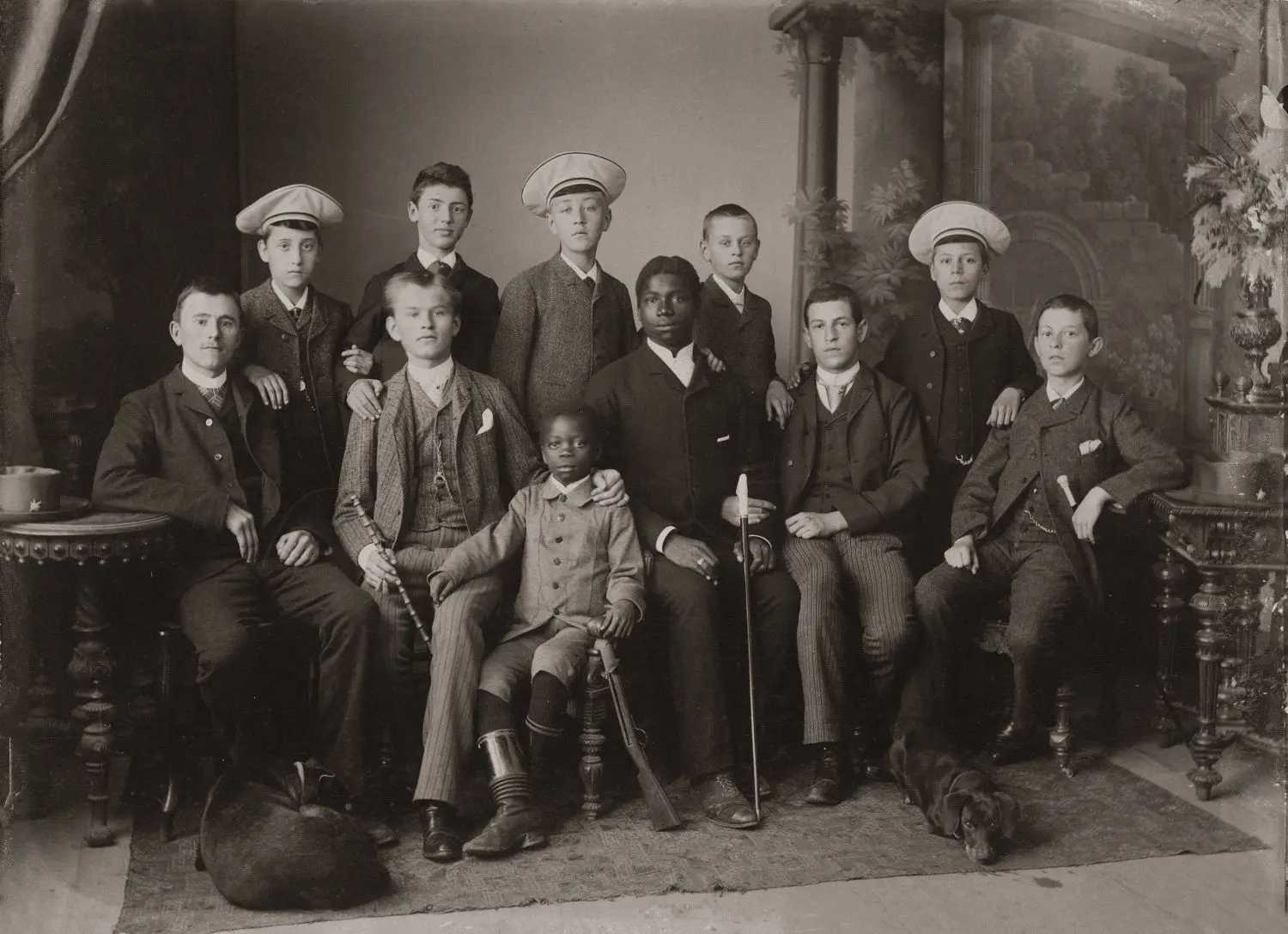 Rudolf Duala Manga Bell (fünfter von rechts) um 1893 im Kreis seiner Aalener Mitschüler. Seine in Deutschland erworbene Bildung setzte der spätere König der Duala ein, um sich friedlich gegen Enteignungen und die Unterdrückung durch die deutschen Kolonialherren zu wehren. Er bezahlte mit seinem Leben. ⇥