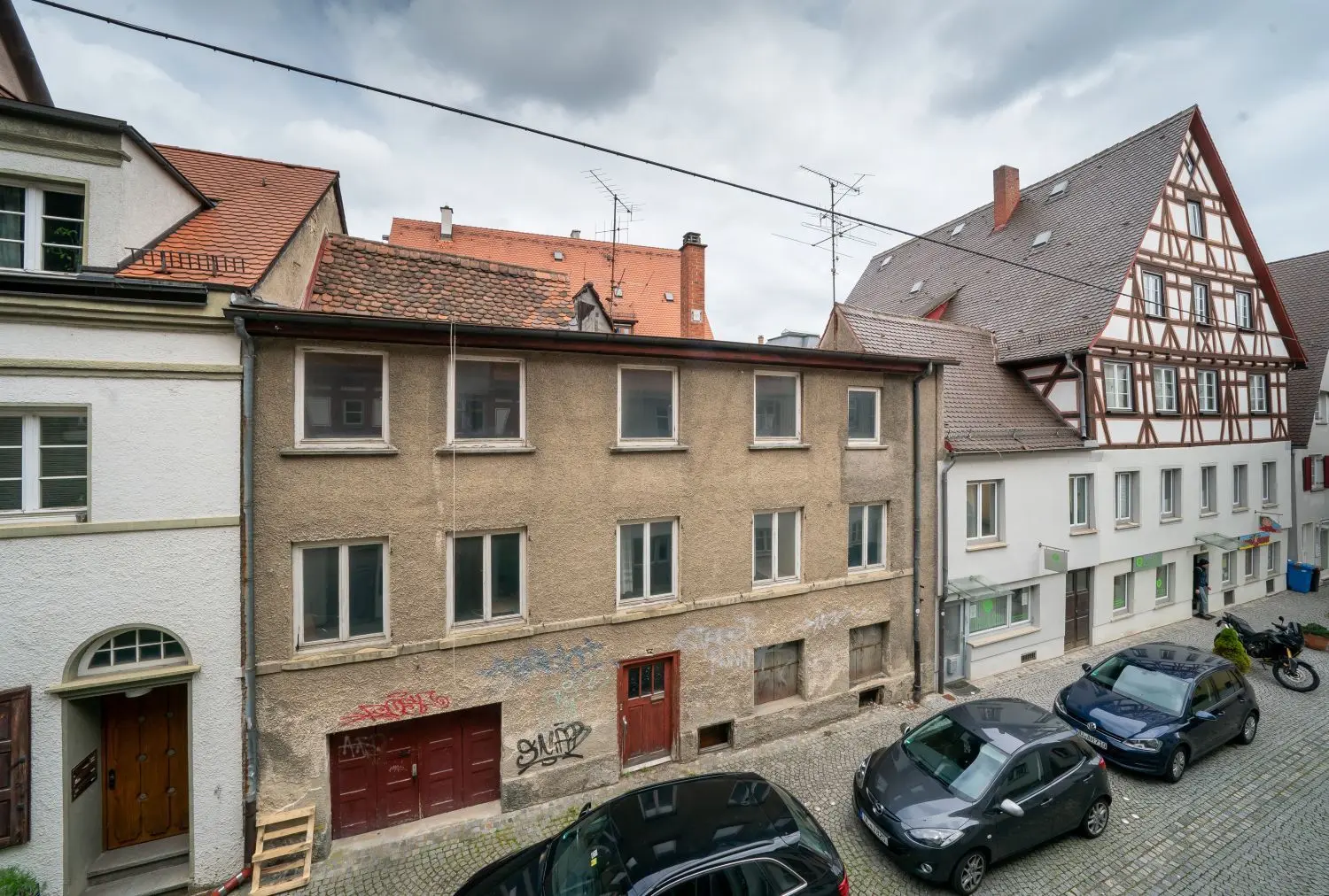 Kein Schmuckstück: Zwischen saniertem Fachwerk in der Büchsengasse steht dieses Geisterhaus.