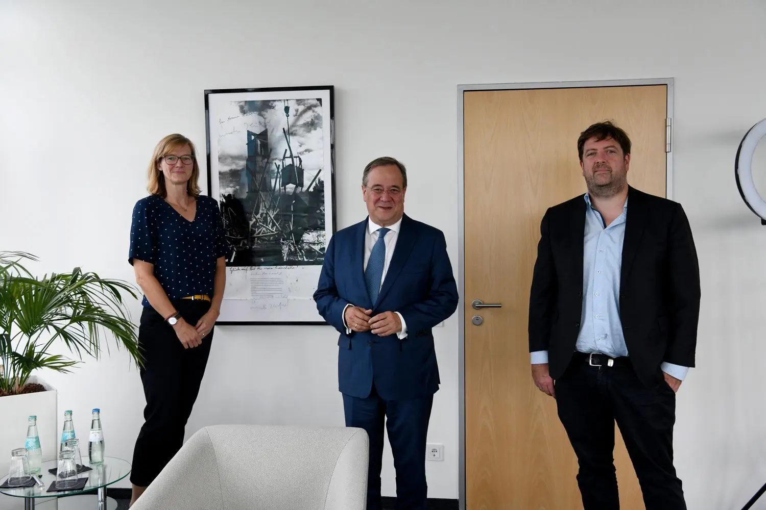 Die Redakteure Ellen Hasenkamp und Christopher Ziedler mit Armin Laschet.