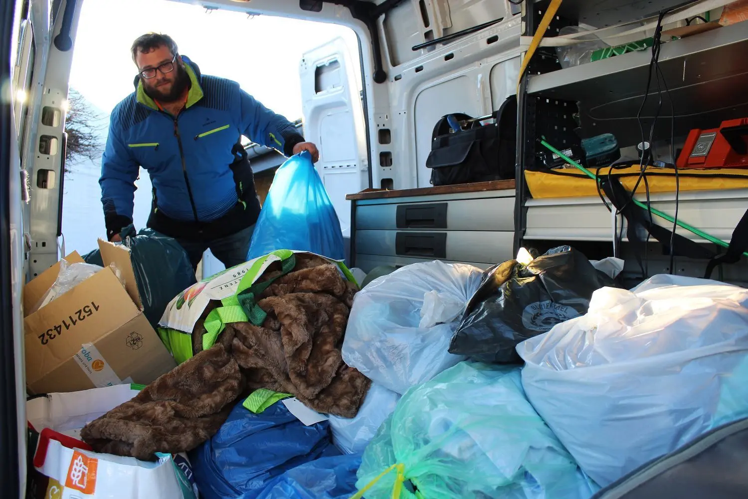 Alexander Bauer brachte die erste Ladung Hilfsgüter im Kleintransporter auf die Tennisanlage im Weiher. Im Laderaum: Iso-Matten, Decken, Erste-Hilfe-Sets, Einweghandschuhe, Babynahrung… Zusammengetragen hat er die Spenden bei Mitarbeiterinnen der KBF (Fördereinrichtung für Menschen mit Behinderungen). Zu ihnen zählt auch Bauers Frau Susanne Siegel. Deren gemeinsamer Sohn Henri wiederum wird von Robert Mazara trainiert. Klar also, dass das Ehepaar Siegel/Bauer hilft!⇥