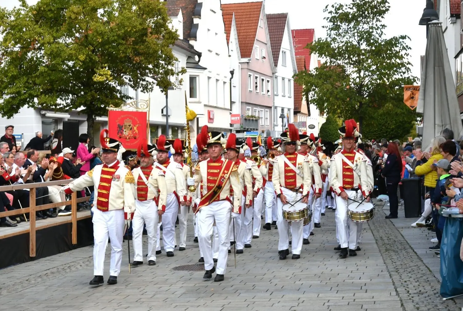 Musikkappellen aus Ehingen, historische Bürgerwachen und Milizen aus 48 Orten in Baden-Württemberg und rund 2000 Teilnehmer "im bunten Rock" waren am Sonntag zu Gast in Ehingen.
