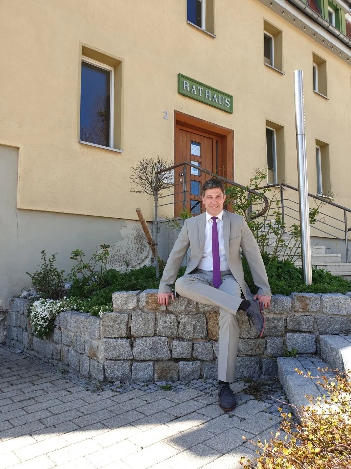 Bürgermeister Christoph Hald vor dem Gschwender Rathaus, das saniert und erweitert werden soll.⇥