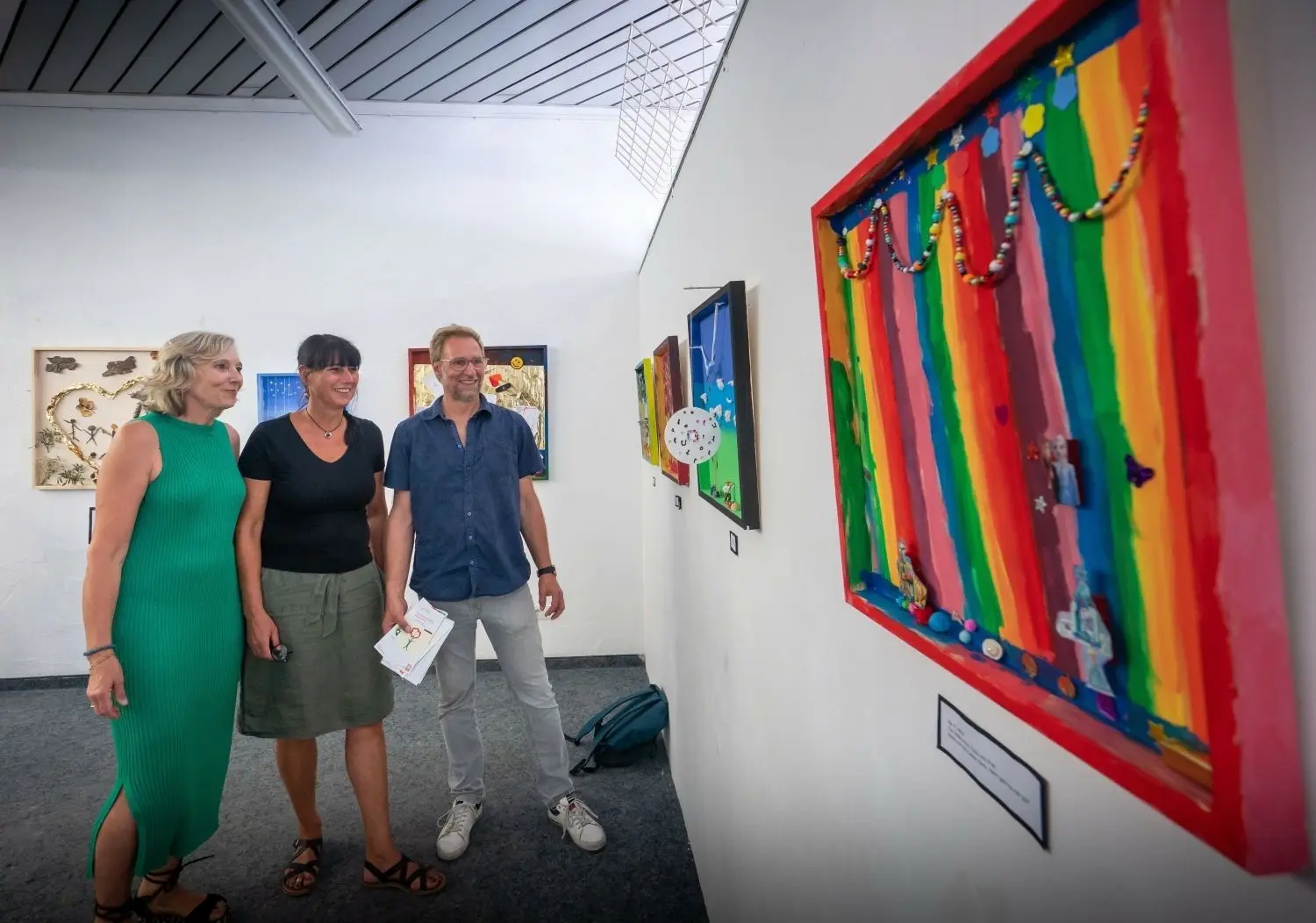 Drei von der Caritas-Beratungsstelle, die diese Ausstellung ermöglichten (von links): Regine Reisinger, Regine Schempp, Andreas Mattenschlager.