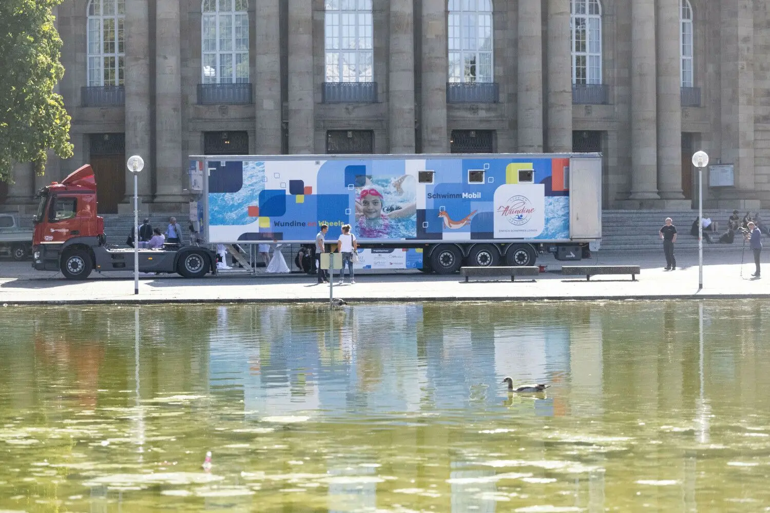 Etwa 13 Meter ist das Schwimm-Mobil lang. Zu Beginn macht es Station in Würzburg.