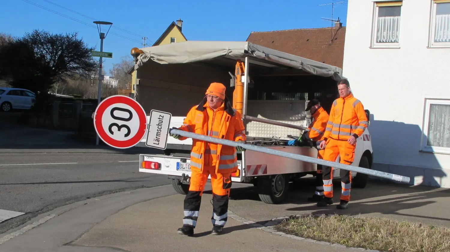Hinter jede Einmündung muss so ein Schild: Die Bauhofmitarbeiter Helmut Schwager und Gerhard Fecker machten sich mit ihrem Chef Joachim Binder (von links) an die Arbeit.