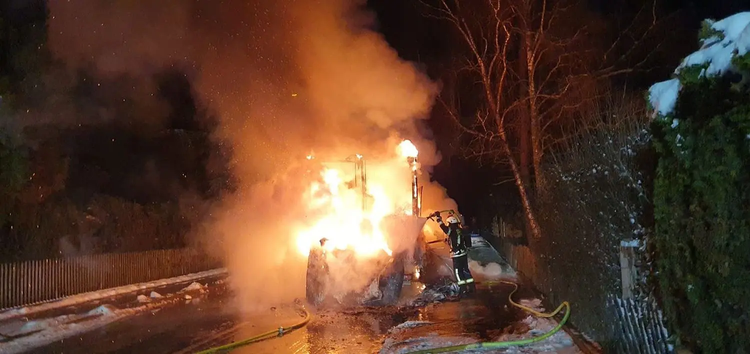 Lichterloh brannte am frühen Dienstagmorgen ein Lastwagen in der Neuen Rottenburger Straße in Hechingen. Die Feuerwehr Hechingen löschte.