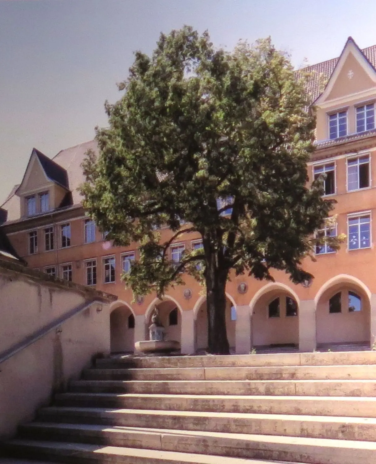 Damals wie heute ein Blickfang: Die Sichelschule mit Brunnen, Hofarkaden und reich geschmückter Fassade.