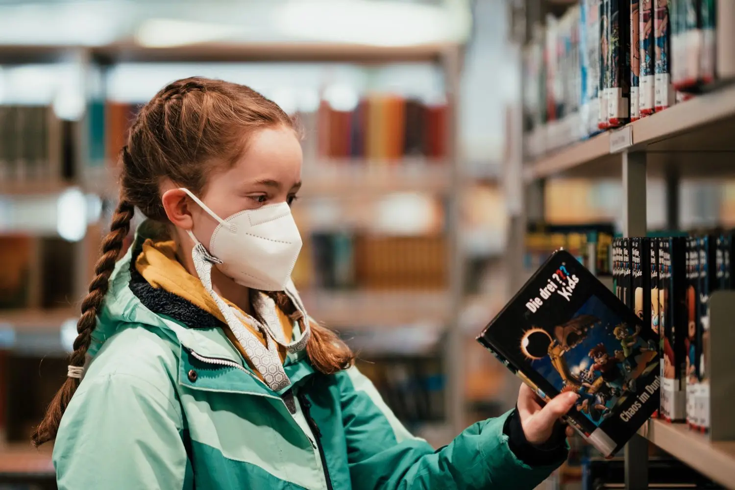 Der Griff zum Buch hilft Kindern, die Grundfähigkeiten im Lesen zu stärken.