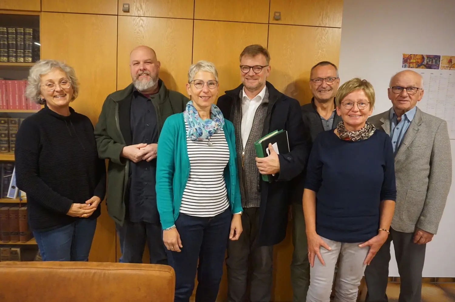 Die Mitglieder des Missionskreis Schömberg: Annette Effinger-Hehl (links), Martina Heinzler (Dritte von links) und Roland und Anette Schwenk (Dritter und Zweite von rechts) freuen sich mit Pfarrer Stefan Kröger (Mitte), Diakon Stephan Drobny (Zweiter von links) und dem Kirchengemeinderatsvorsitzenden Manfred Wachter auf die Überreichung der Plakette „Initiative Faire Gemeinde“.⇥