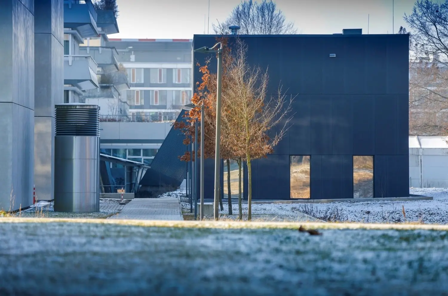 Außen elegant, innen fit für die Erforschung von Viren: Das S3 Hochsicherheitslabor auf dem Campus. ⇥