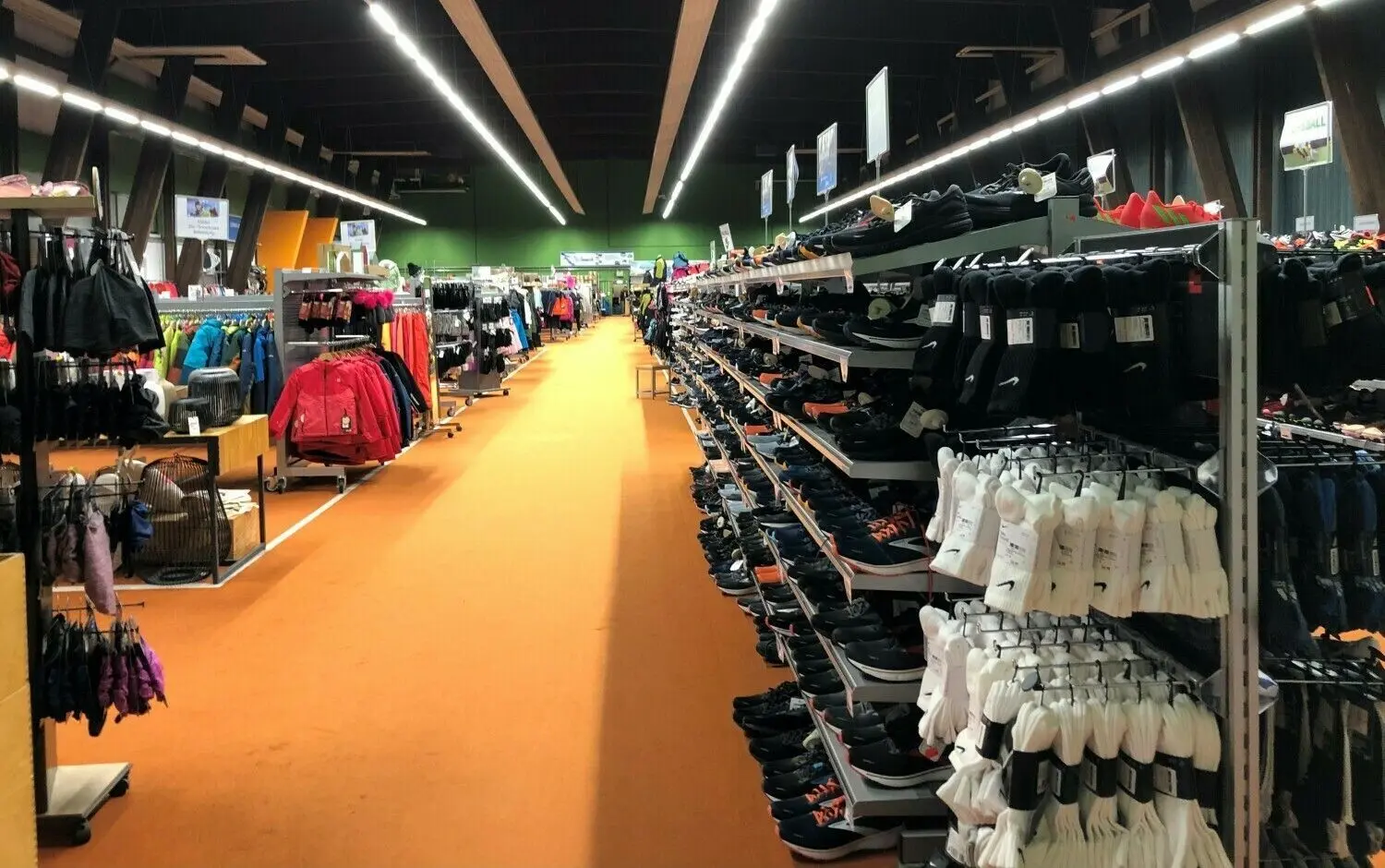 Auch das ist und bleibt Sport Sohn in Neu-Ulm: der Lagerverkauf in den alten Tennishallen. Diese sind übrigens so hoch, weil hier früher Segelboote verkauft wurden – von Firmengründer Ernst Sohn.