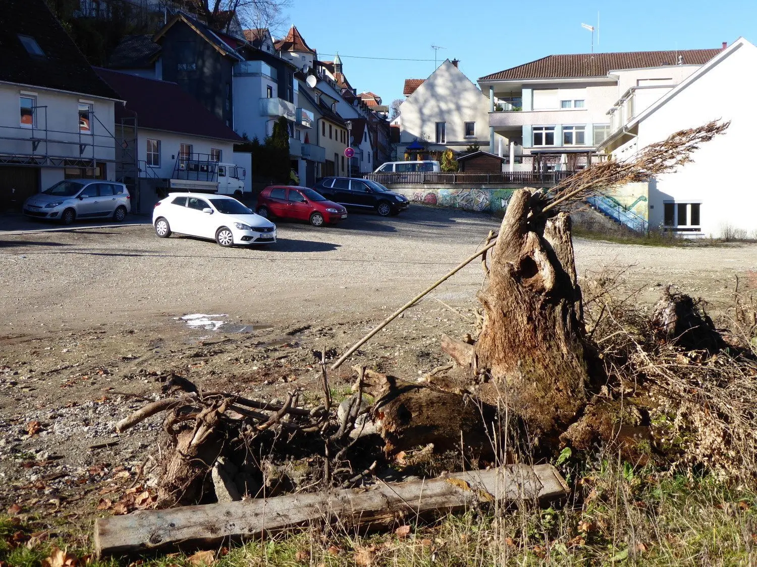 Ganz schön öde. Wieder eine Brachfläche mitten in der Stadt, die endlich bebaut werden soll: An der Reihe ist nun die frühere Aviona-Fläche in der Runkellenstraße, wo einst das Asylbewerber-Heim stand. Dort ist Geschosswohnungsbau geplant inklusive Kindertageseinrichtung und Tiefgarage. Dies allerdings in für Hechingen neuen Wohn- und Lebensformen. ⇥