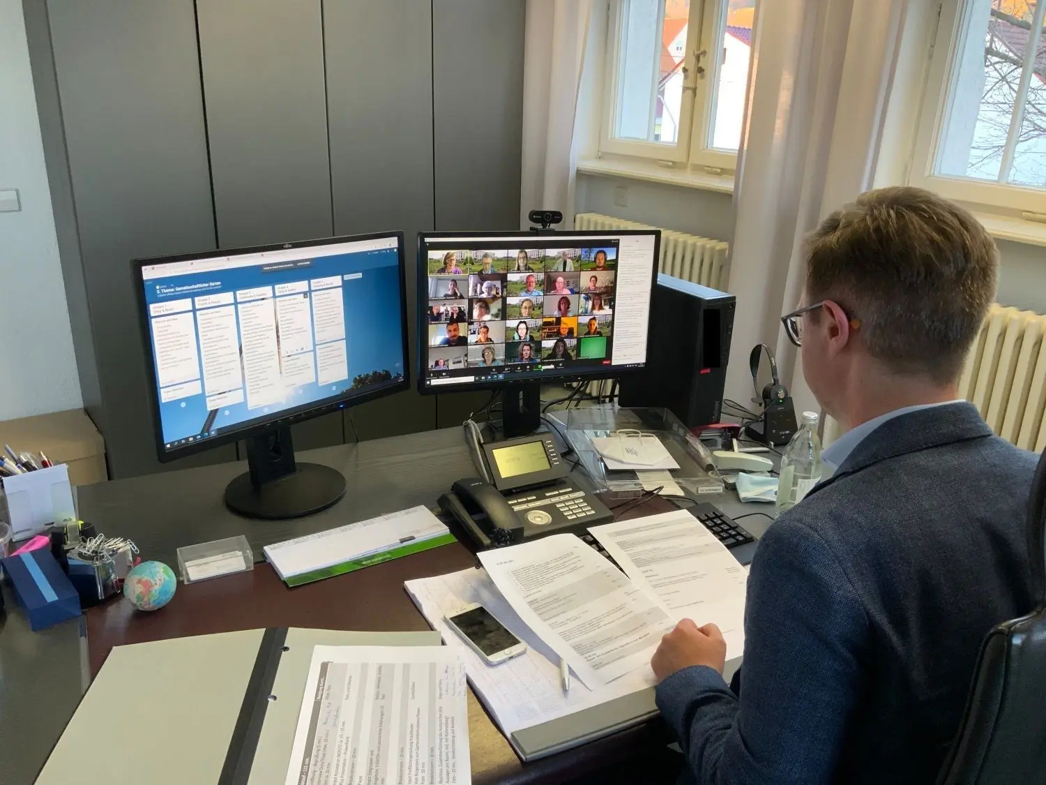 Bürgermeister Julian Stipp diskutiert im Rahmen der Online-Konferenz mit den Netzwerkern aus Salach, den Planern und den Vertretern der Verwaltung. ⇥