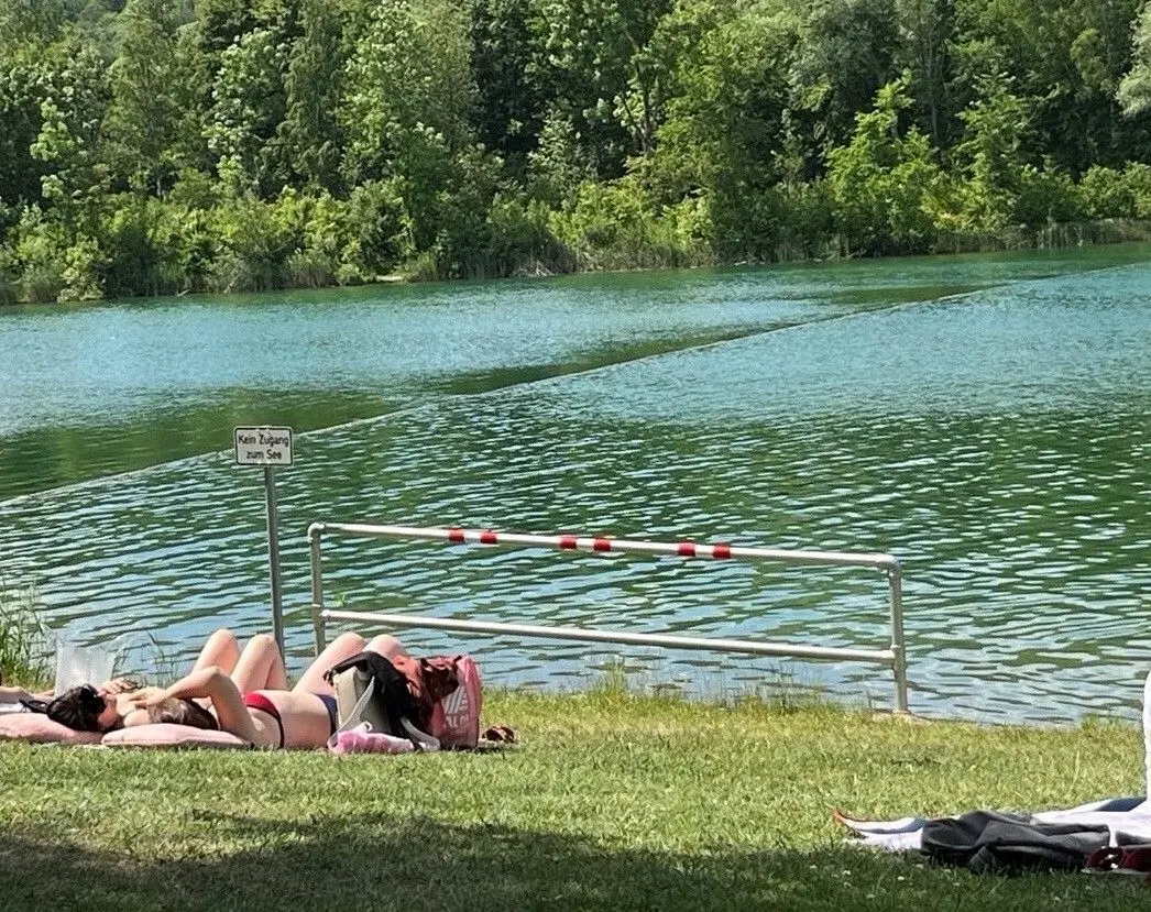 „Kein Zugang zum See“, steht auf dem neu errichteten Schild neben der ebenfalls neuen Absperrung. Aber warum eigentlich nicht?, wundern sich die Badegäste.