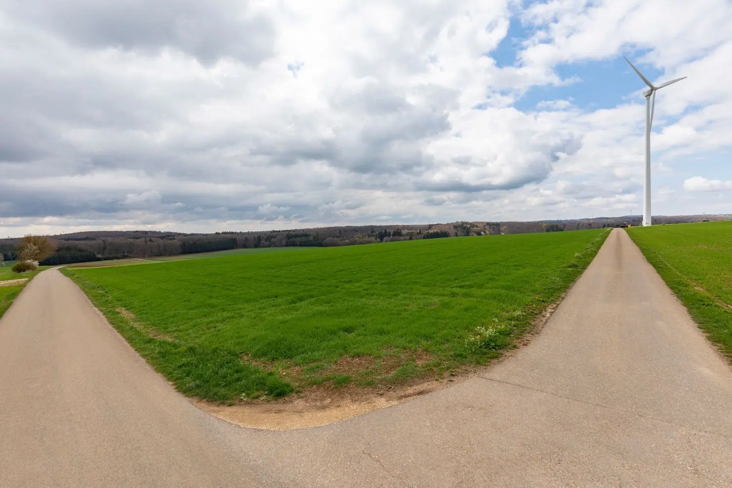 Der Blick vom Erdboden aus: hier das Gebiet am Oppinger Weg, wo sich die Unternehmen Vesofast und wpd ansiedeln wollen.
