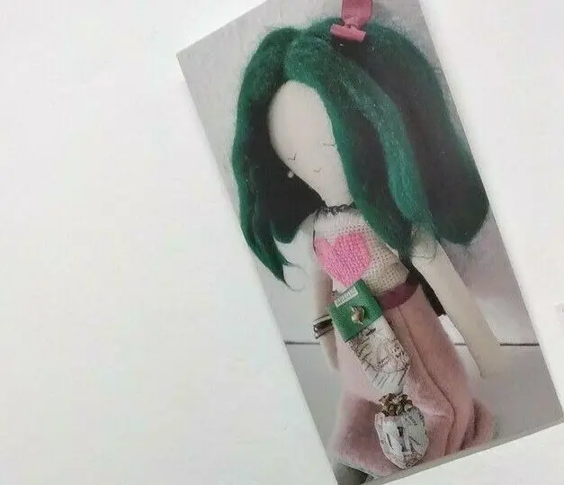 . . . und das ist das Foto ihrer Puppe, das in der Ausstellung hängt.
