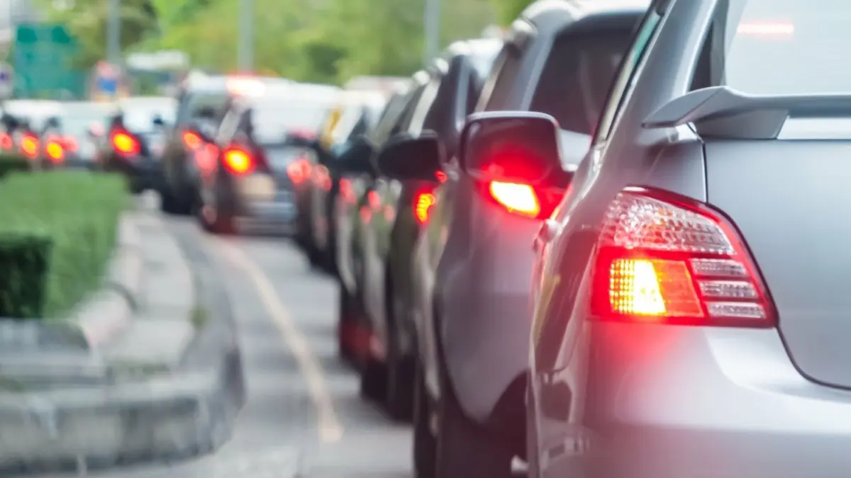 In Roßfeld staut sich der Verkehr – wie hier auf dem Symbolbild – regelmäßig.
Symbolbild, Symbolfoto,
Verkehr, Autos, Stau Foto: © chat9780/adobe.stock.com
Beachten: reserviert für die Lokal- und Regionalredaktionen Ulm und für das BW-Plus-Team
