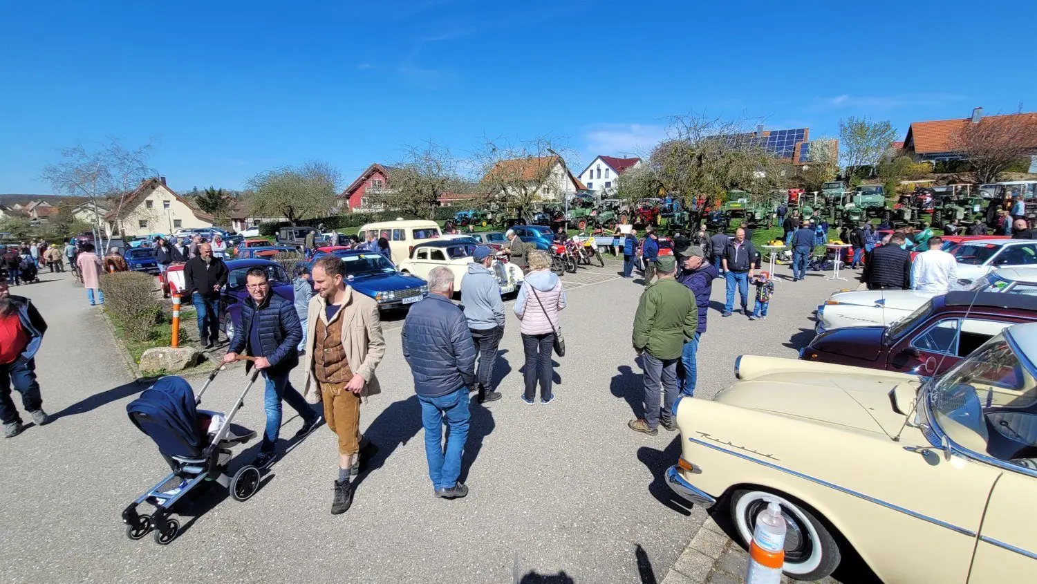 Zahlreiche Besucher kommen zum traditionellen Oldtimertreffen am Ostersonntag rund um die Sport- und Festhalle in Bartenstein. Zu sehen sind neben Schleppern und alten Autos auch Youngtimer und Sportwagen.