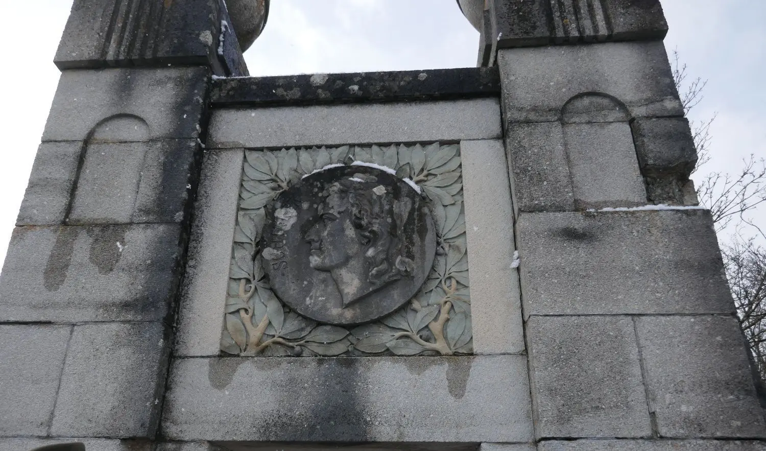 Das Denkmal wurde gebaut zum 100. Todestag von Friedrich Schiller.⇥