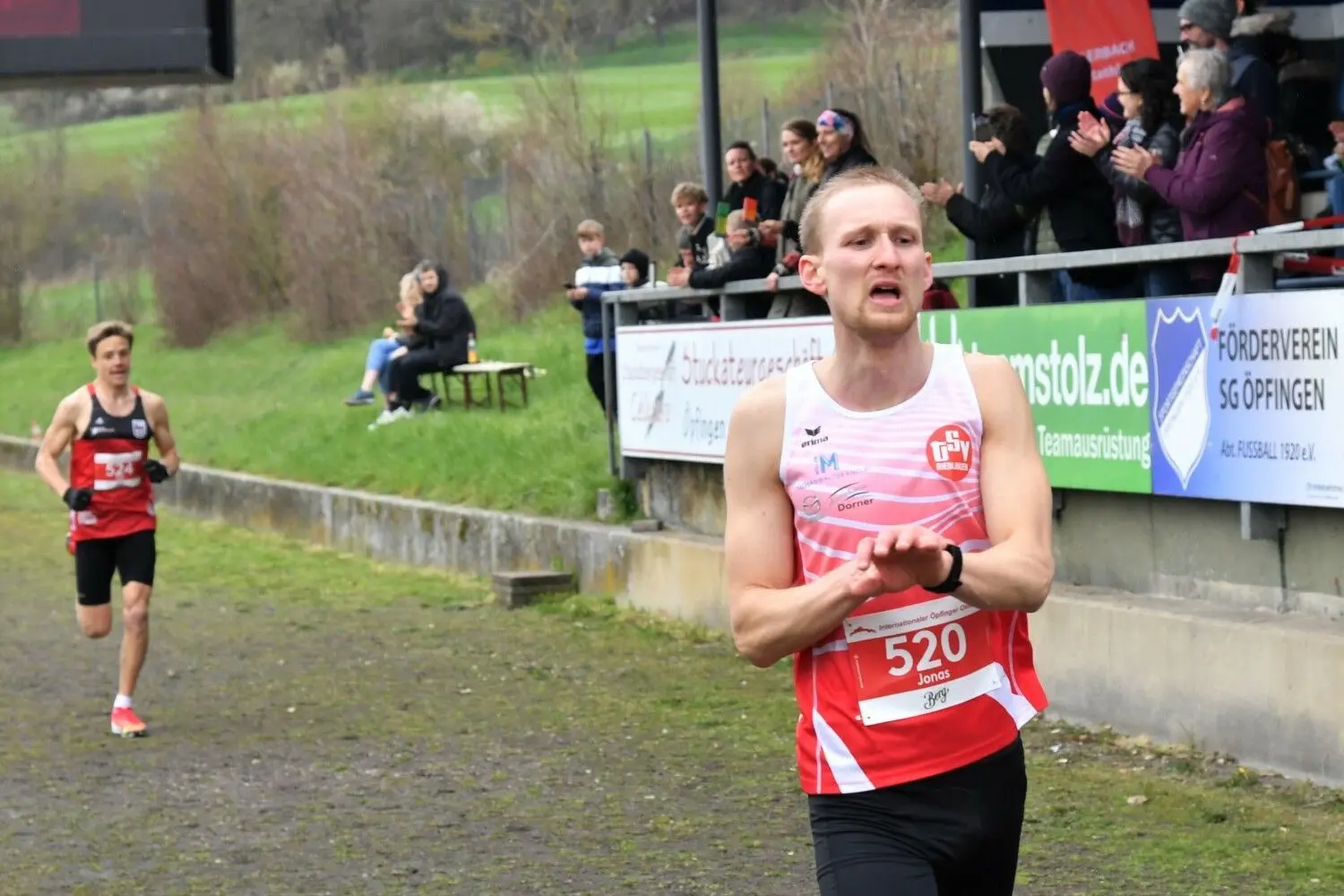 Jonas Haiß vom TSV Riedlingen siegte beim 10km-Straßenlauf mit einer Topzeit von 0:32:48.