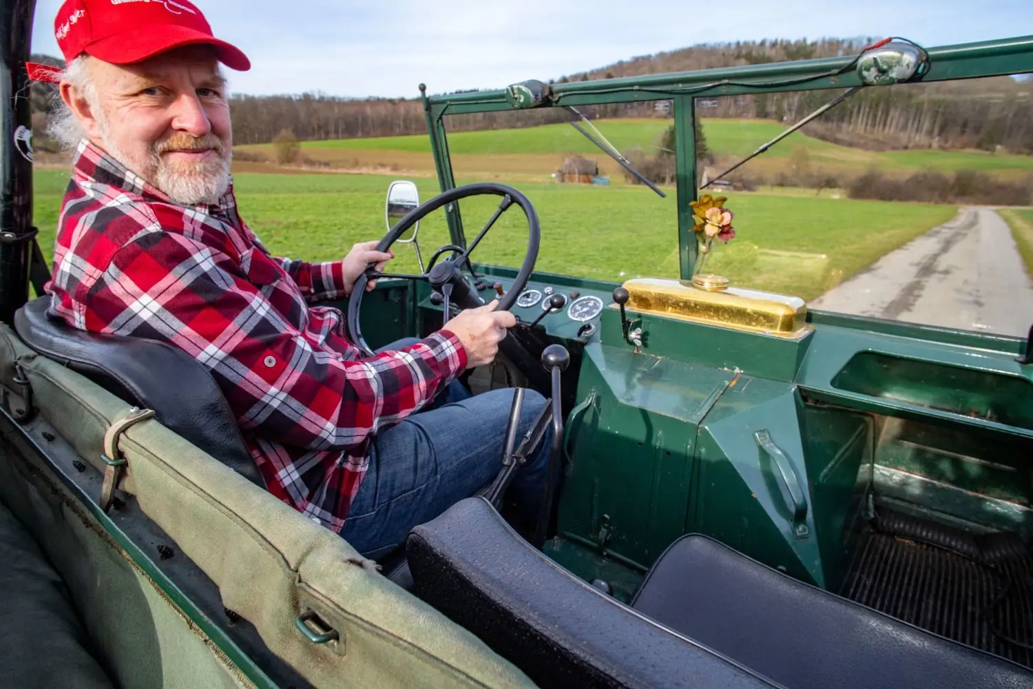 Wolfgang Maier am Steuer eines seiner zwei Unimogs. Sein erstes Exemplar kaufte sich der Liebhaber zu seinem 40. Geburtstag. Das Akronym Unimog steht für Universal-Motor-Gerät.⇥