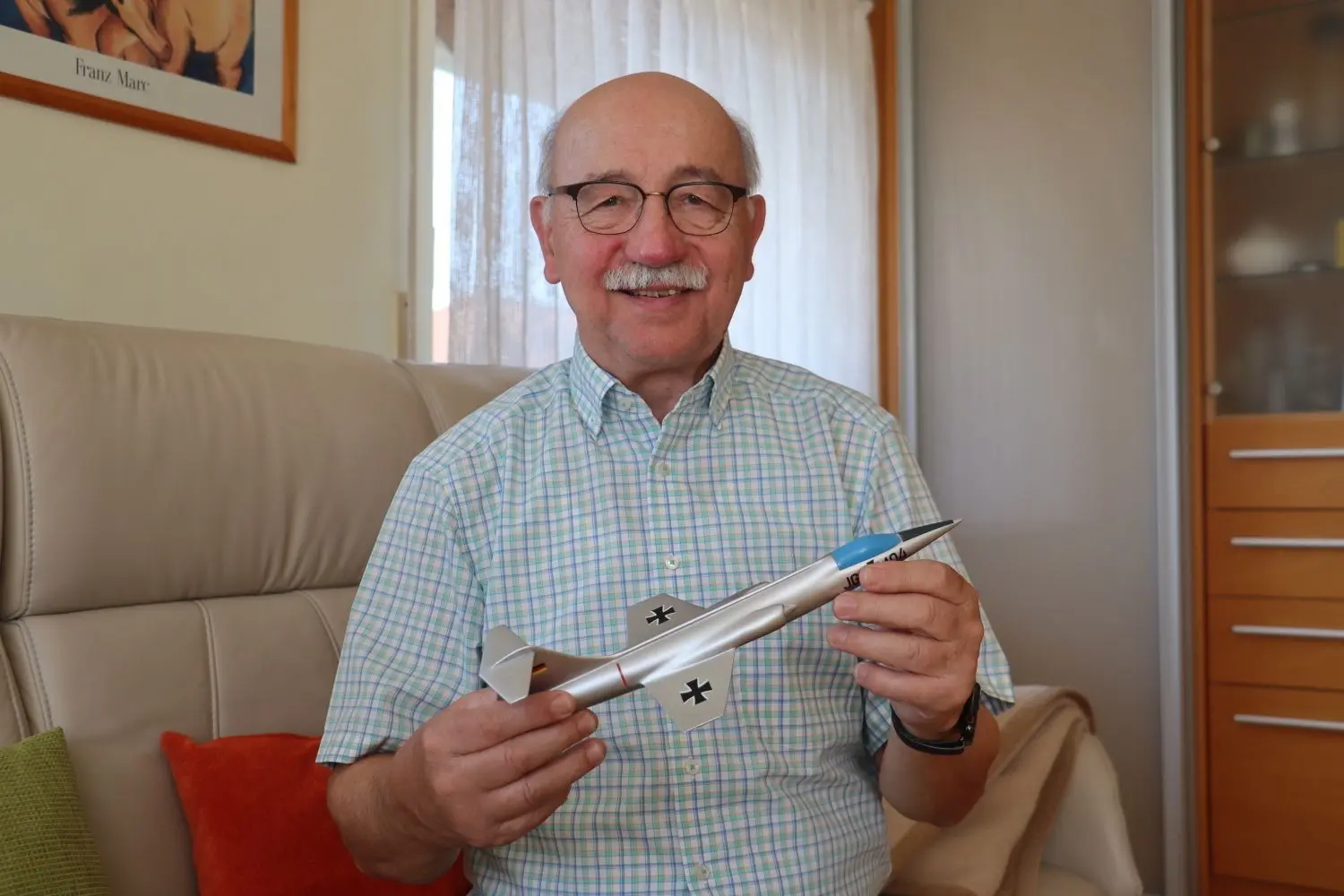 Jürgen Gundling (68) aus Niederstetten hält das Modell eines Starfighters in den Händen. Heute fliegt er noch Businessjets für Firmen in der Region.