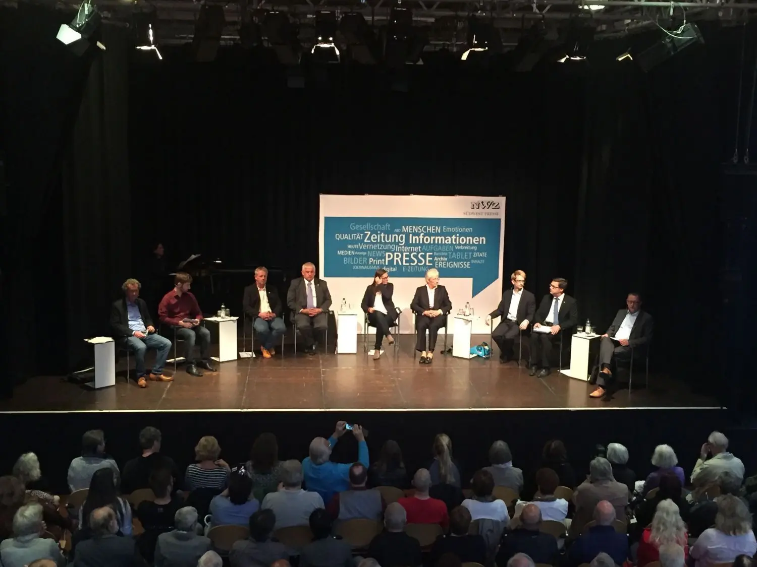 v.l.: Joa Schmid (NWZ), Konstantinos Katevas (Linke), Dietrich Burchard (Grüne), Hermann Färber (CDU), Kathrin Bulling (GZ), Heike Baehrens (SPD), Hans-Peter Semmler (FDP), Volker Münz (AfD) und Helge Thiele (NWZ).