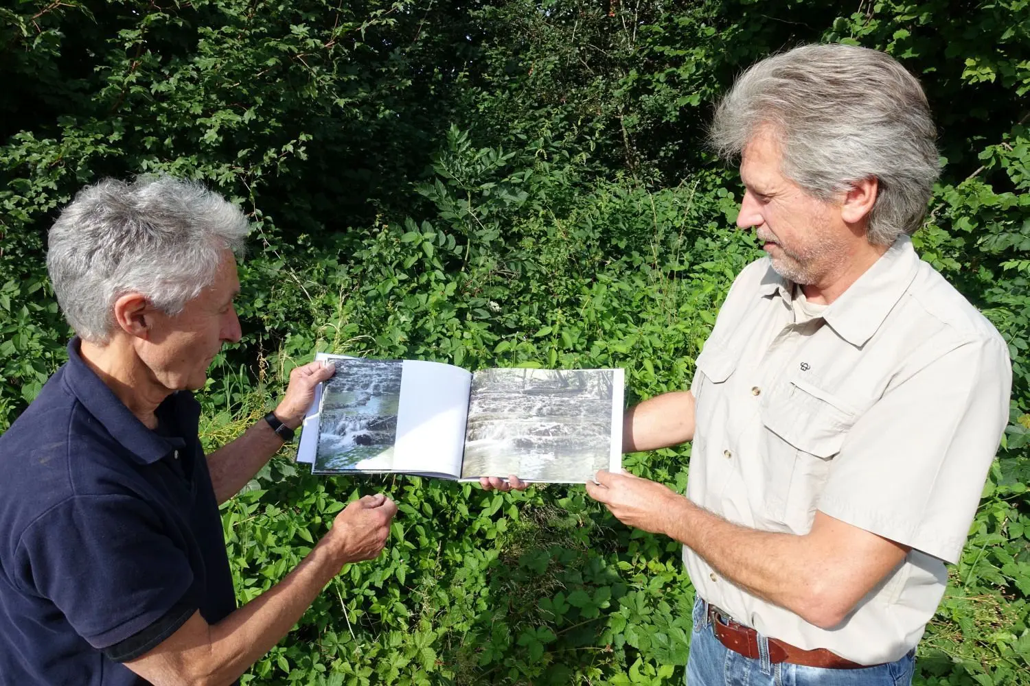 Michael Danner (links) und Edgar Kastner von der Bürgerinitiative „Dracki“, die den Bildband herausgebracht hat.⇥