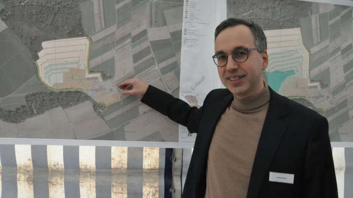 Walter Minst erläuterte den Interessierten den geplanten Steinbruch des Schotterwerks Kirchen am Fischersberg.⇥