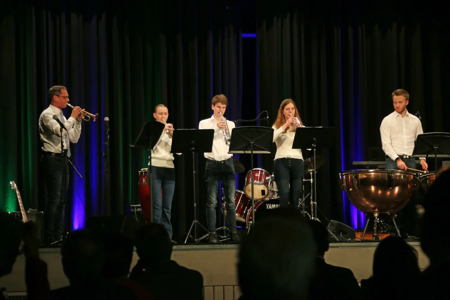 Die Musikschule umrahmt das festliche Programm.⇥