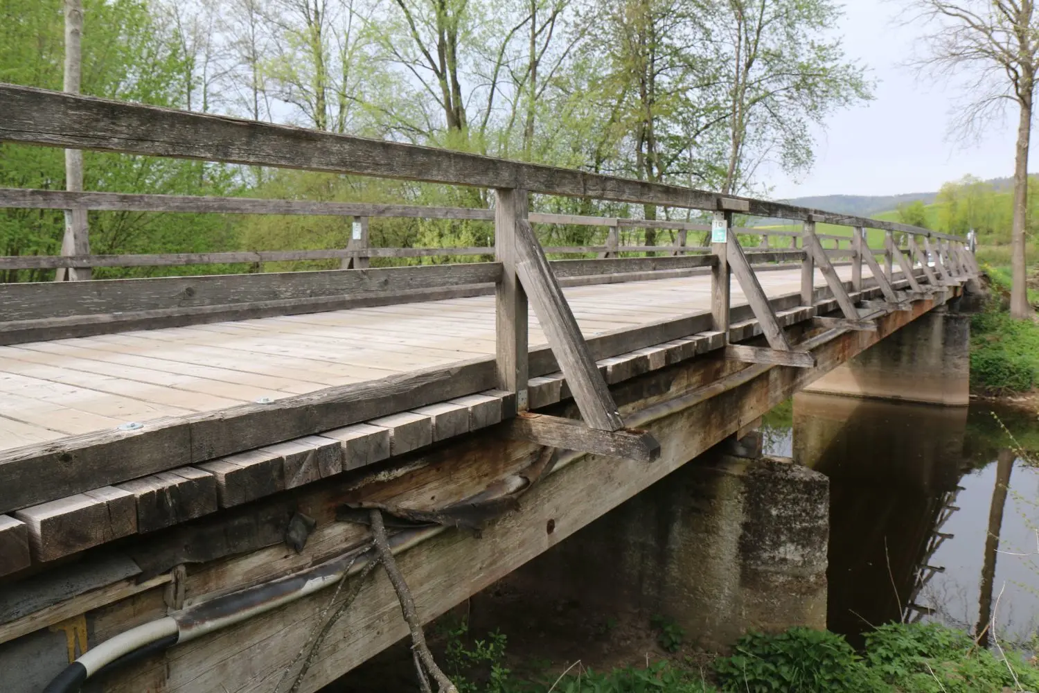 Die alte hölzerne Brücke über den Kocher am Kirchenweg ist marode. Eine Generalsanierung lohnt sich nicht mehr. Im Frühjahr 2021 wird die Konstruktion abgerissen. Ein Neubau könnte bis zum Herbst fertiggestellt sein.⇥