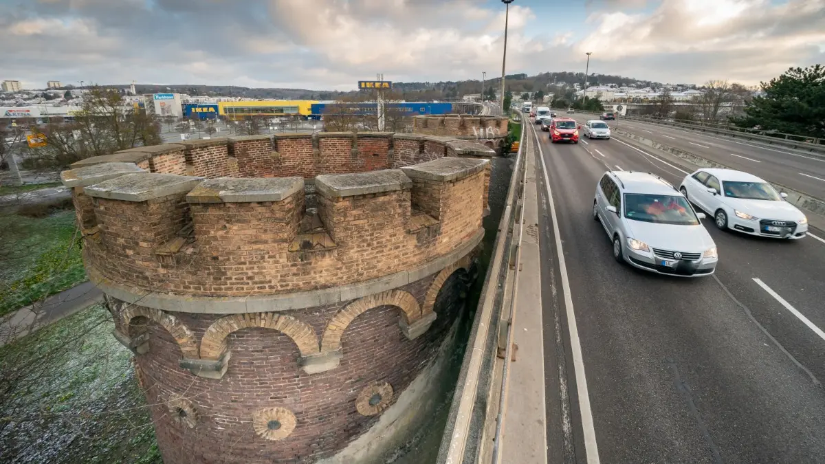 Die Brücke über das Blaubeurer Tor wird durch einen Tunnel ersetzt, zur gleichen Zeit wie die Wallstraßenbrücke.
Blaubeurer Ring Ulm B10