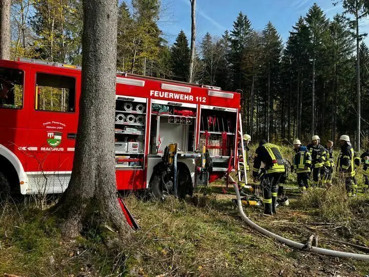 Nach einem Flugzeugabsturz im Wald nordöstlich von Zähringen ist die Feuerwehr, Polizei und der Rettungsdienst mit starken Kräften vor Ort.