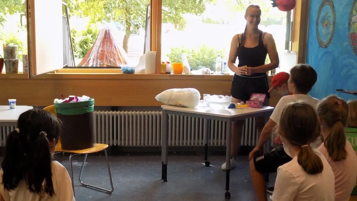 Experimentieren – einer von vielen Programmpunkten bei der Stadtranderholung.⇥
Stadtranderholung Senden, Gruppe beim Experimentieren