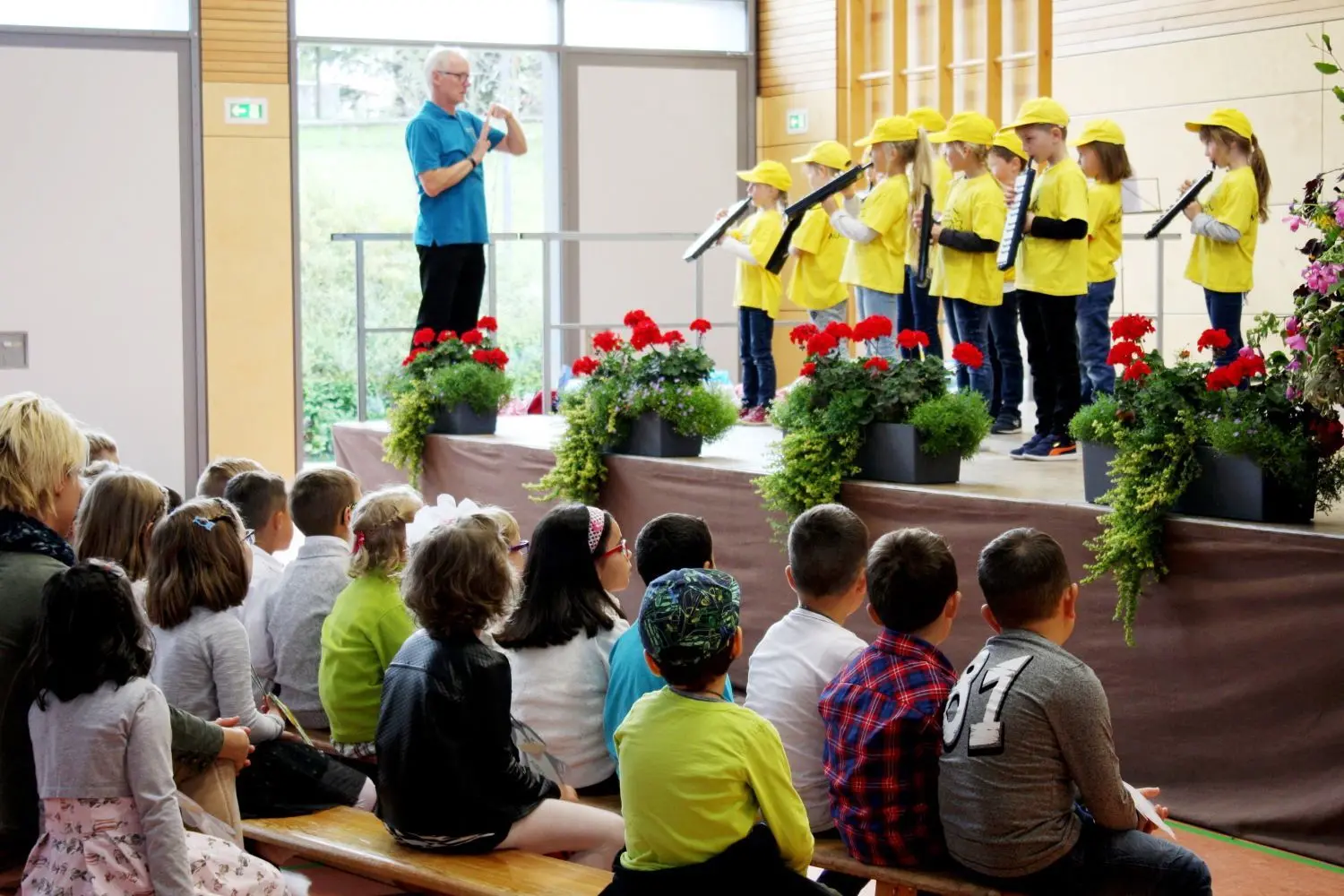 Musikalisch und spielerisch fiel die Begrüßung  der Erstklässler am Samstag in der Alenberghalle aus. ⇥Fotos: Sabine Herder