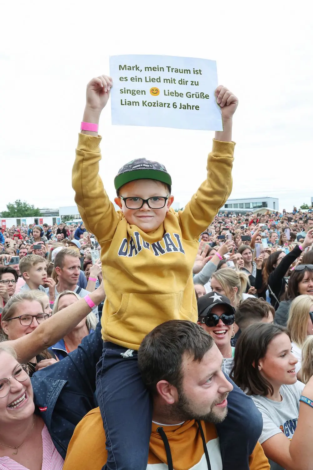Liam (6) möchte ein Lied mit Mark singen.