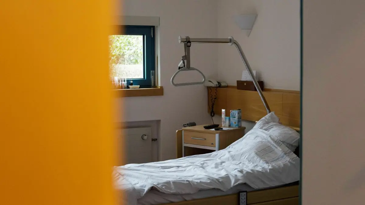 Das Palliativzentrum Eberswalde ist mit den ersten eigenen Patientenbetten an den Start gegangen. (Symbolbild)
Blick in ein Patientenzimmer in einem Palliativzentrum, einer Einrichtung, die todkranke Menschen beim Sterben begleitet (Foto vom 23.01.15).Drei Jahre nach einem Grundsatzurteil des Verfassungsgerichts entscheidet der Bundestag ueber moegliche Regeln fuer einen assistierten Suizid. Ob sich einer der beiden Vorschlaege bei der Abstimmung ohne Fraktionszwang durchsetzt, ist nicht absehbar. (Siehe epd-Meldung vom 06.07.2023) *** Local Caption *** 00327822