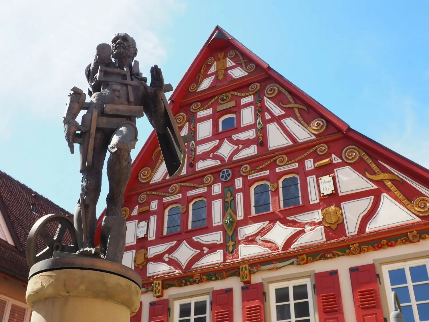 Kleinod am Wegesrand: die Figur des Götz von Berlichingen in Jagsthausen.