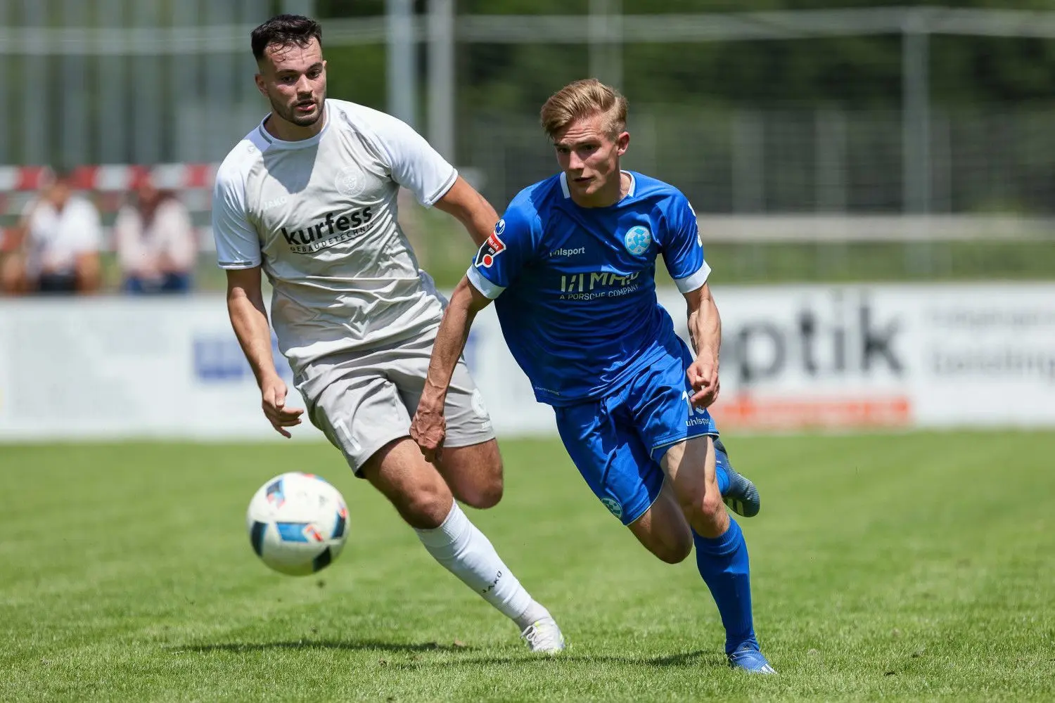 Bleron Visoka (links) im Laufduell mit Benedikt Landwehr.