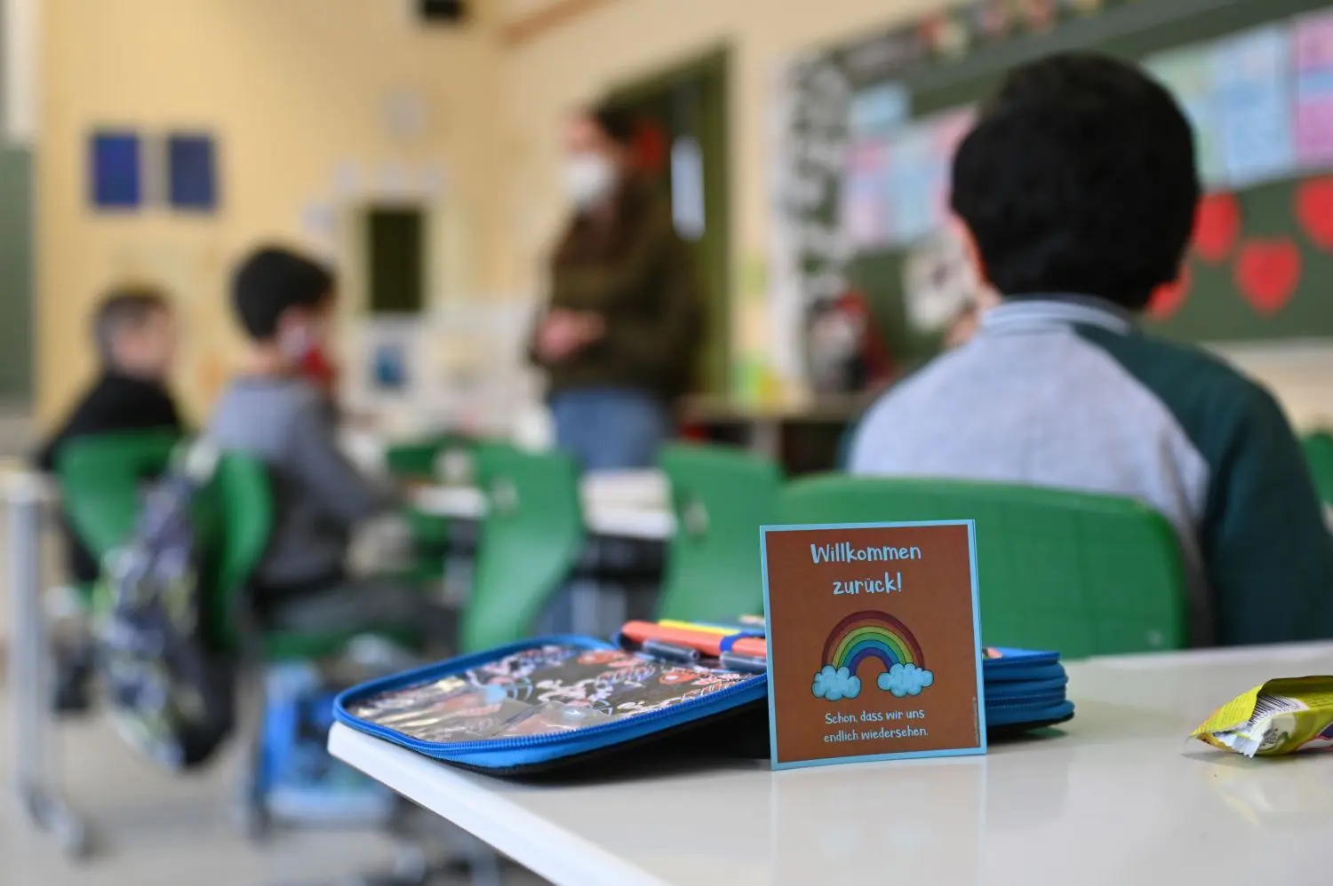 „Willkommen zurück! Schön, dass wir uns endlich wiedersehen.“ Mit diesen Karten an den Plätzen wurden die Mädchen und Buben der Albrecht-Berblinger-Grundschule am Montag begrüßt.⇥