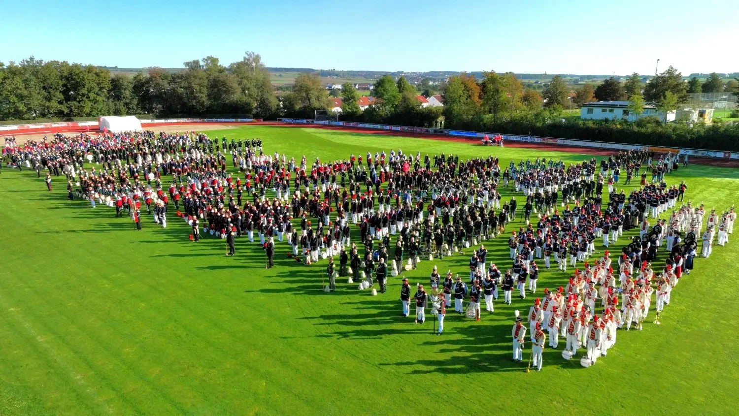 Aufmarsch der Historischen Bürgerwehren und Milizen beim Feldgottesdienst im Ehinger Stadion.