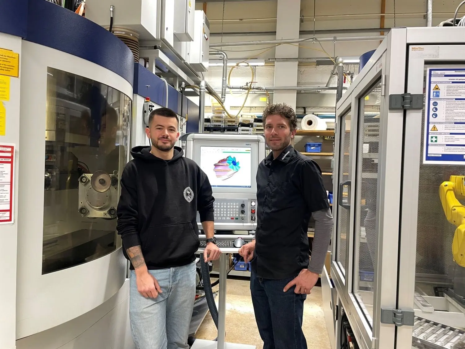 Bei der Firma Gühring in Albstadt wurde Patrick Straub zum besten Präzisionswerkzeugmechaniker Deutschlands ausgebildet. Sein Ausbilder Stefan Schairer (rechts) hat im Jahr 2008 selbst diese Ausbildung bei Gühring begonnen und als erster den Preis gewonnen.⇥