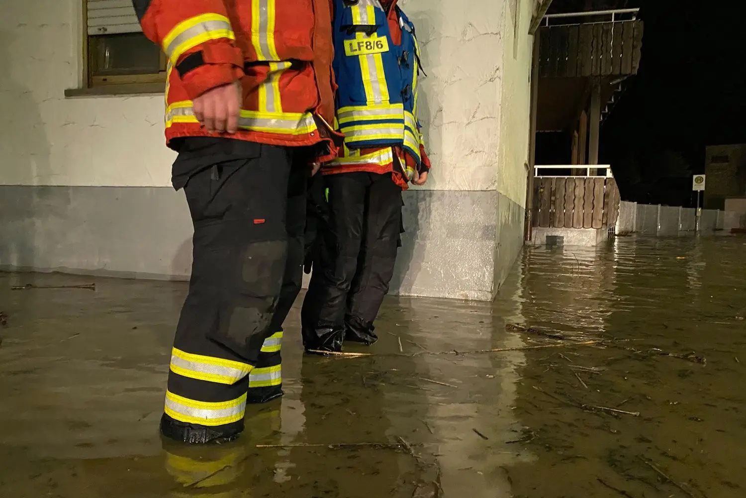Fast alle, die am Einsatz beteiligt waren, holten sich nasse Füße.