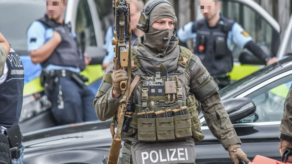 In Schwäbisch Gmünd gab es einen Einsatz mit Polizei und schwer bewaffneten SEK-Kräften.
07.08.2021, Baden-Württemberg, Schwäbisch Gmünd: Polizisten und ein Spezialeinsatzkommando der Polizei sind im Einsatz, nachdem eine Anruferin Beamten von einem lauten und aggressiven Mann im Stadtgarten mit einer Axt berichtet hatte. Mehrere Streifen und ein Polizeihubschrauber machten sich daraufhin auf die Suche nach der Person - bislang erfolglos. Foto: Jason Tscheoljakow/Ostalb Network/dpa +++ dpa-Bildfunk +++