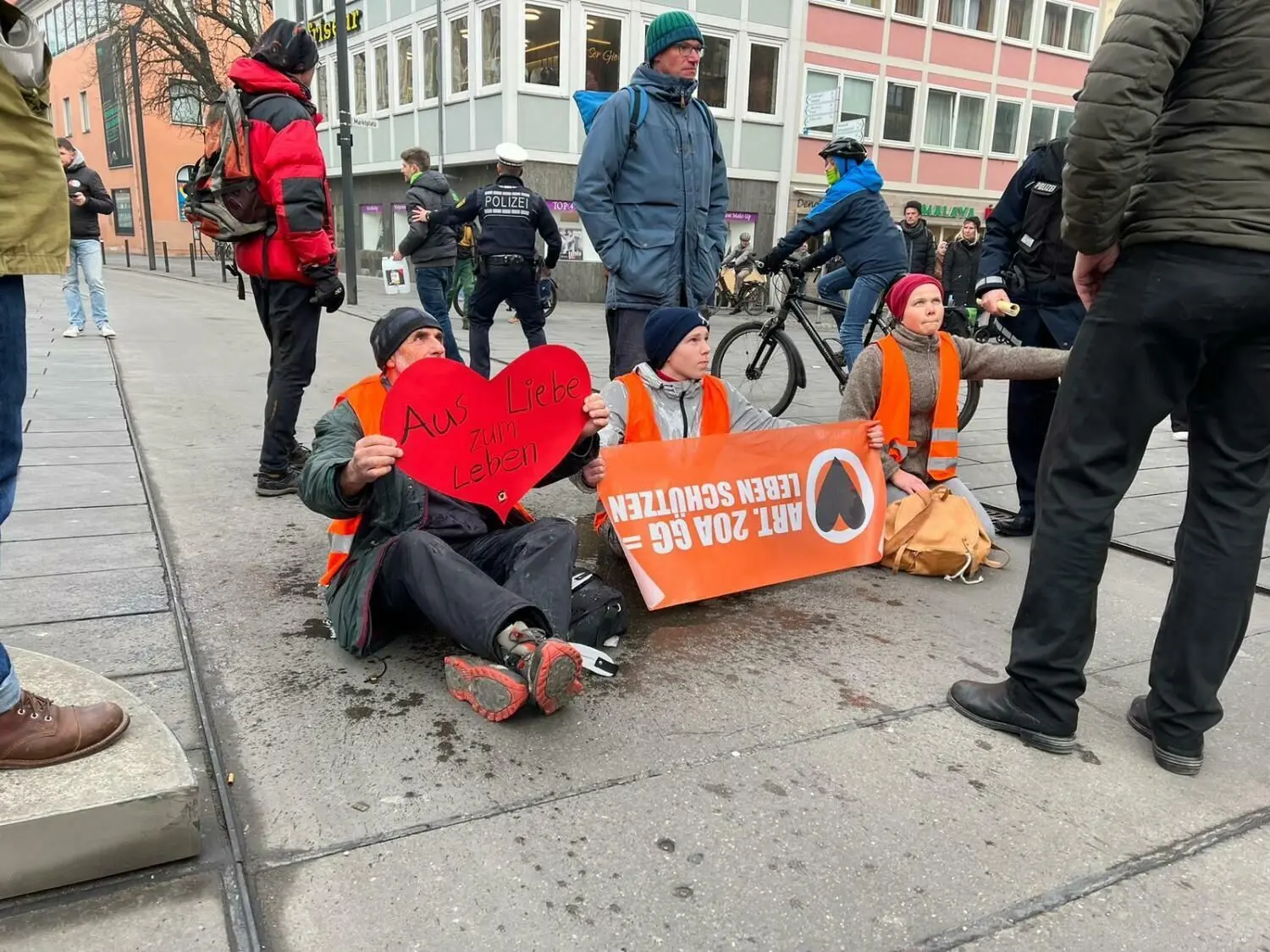 Klimaaktivisten der „Letzten Generation“ protestieren auf der Neuen Straße in Ulm.