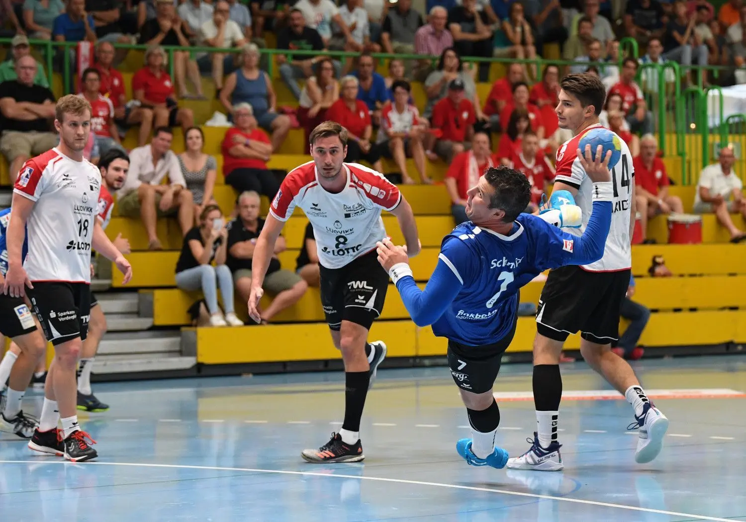 VfL-Neuzugang Alexander Schmid blank am Kreis. Die Eulen waren in der Abwehr recht flatterhaft. ⇥