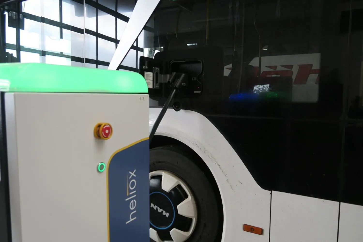 Der Bus ist mit der Ladesäule verbunden. In einer Stunde kann so viel Elektrizität nachgeladen werden, dass es für eine Strecke von rund 140 Kilometern reicht.